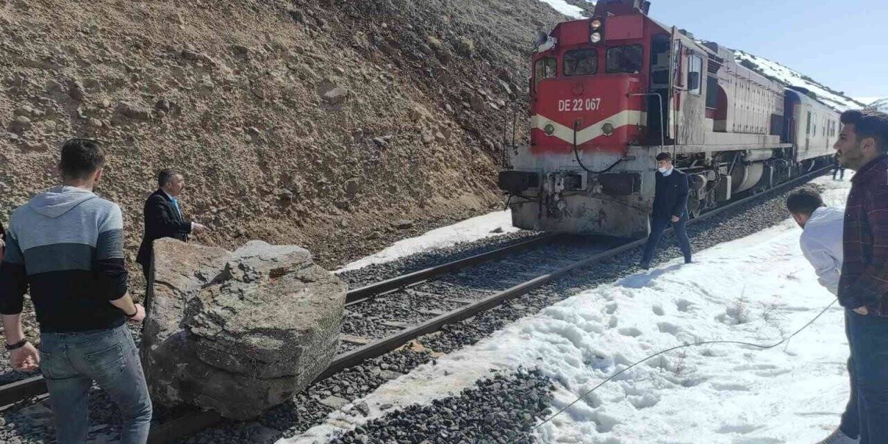 Doğu Ekspresine kaya engeli