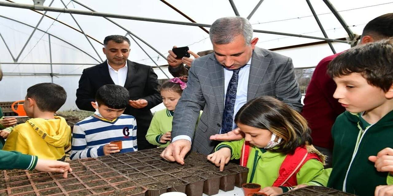 Yeşilyurt’ta dededen toruna tohumlar toprakla buluşuyor