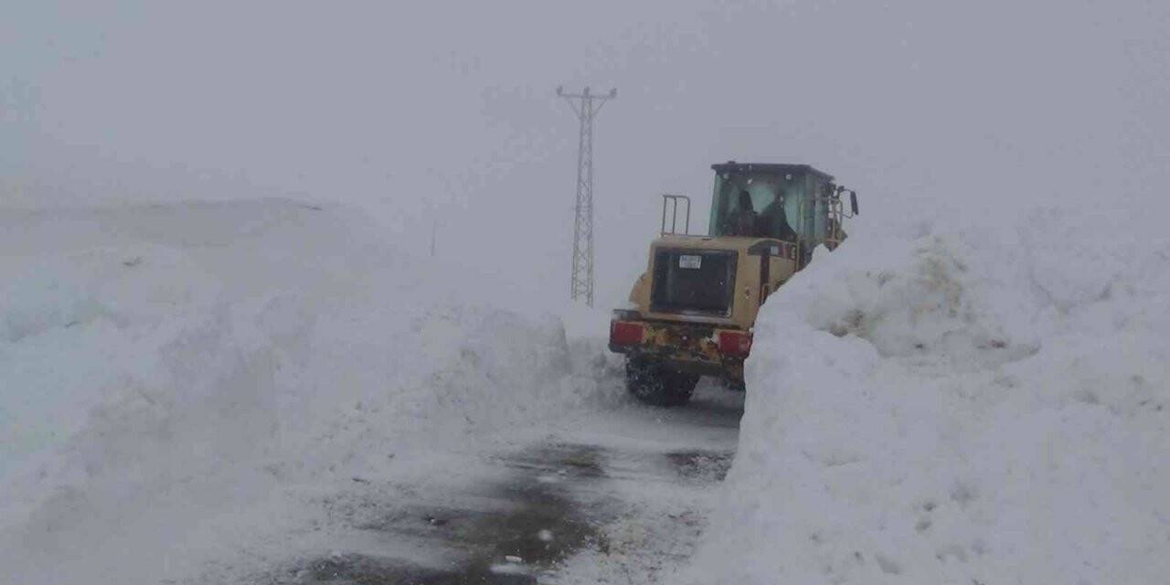 Nisan ayında Batman’da kar temizleme çalışmaları devam ediyor