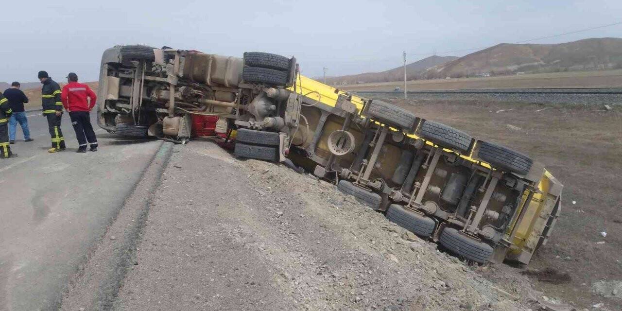 Devrilen tırın sürücüsü ağır yaralandı