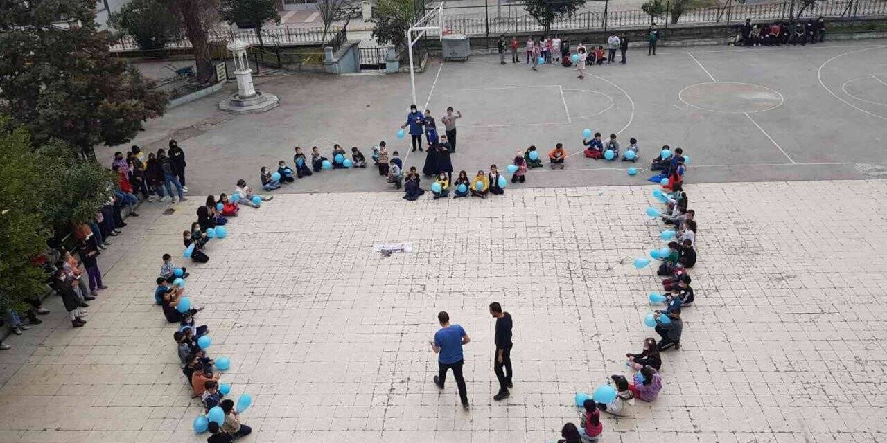 Otizme dikkat çektiler