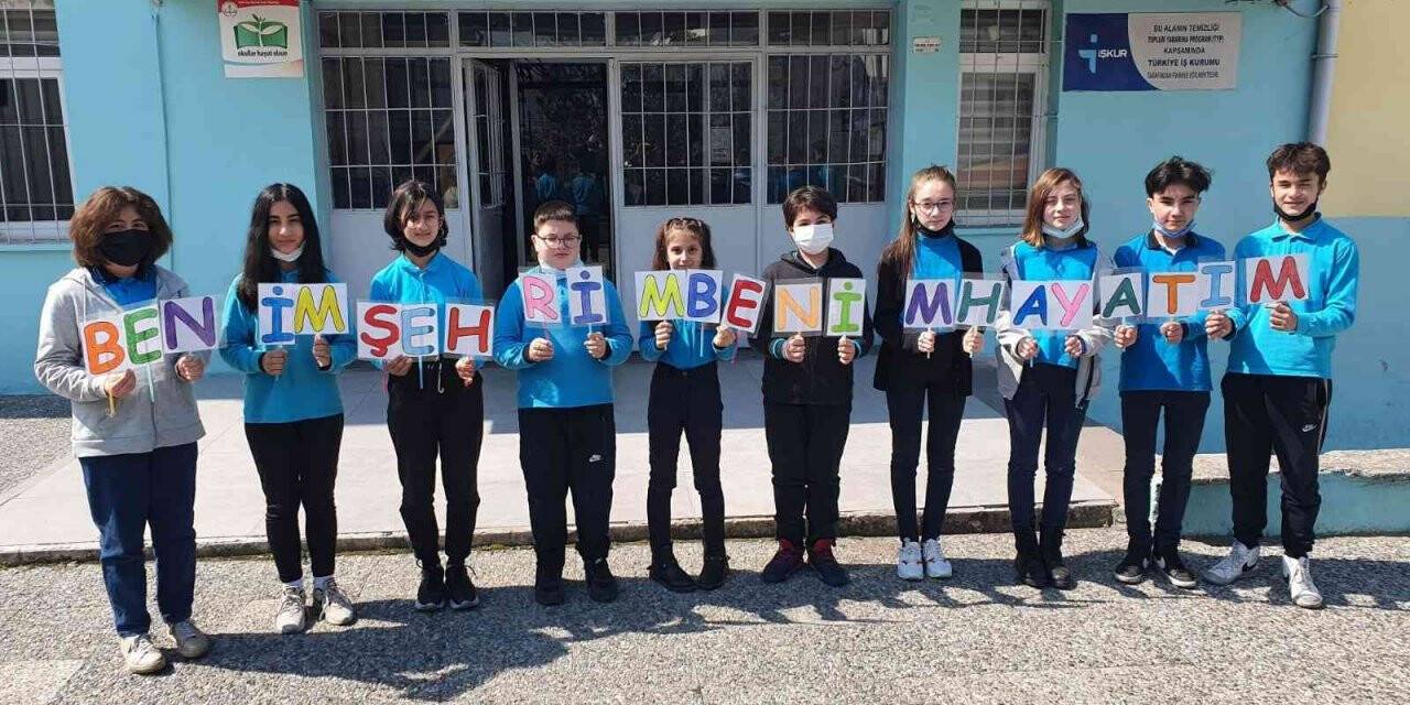 Mikrofon Balıkesirli öğrenci çocuklarda