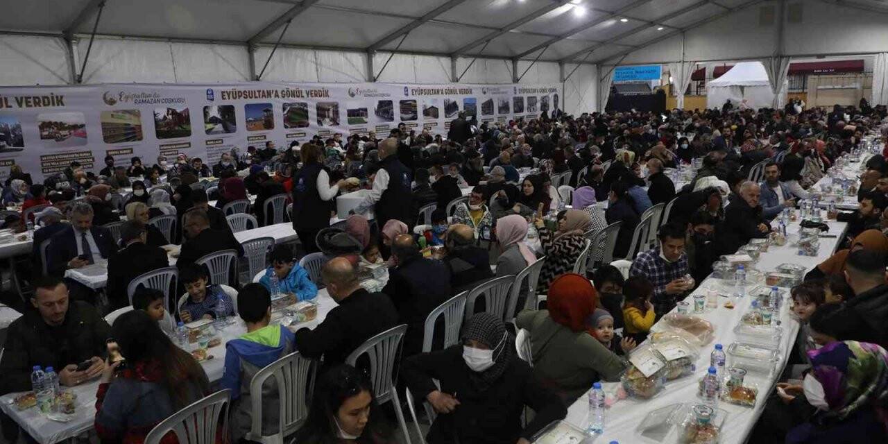 Binlerce vatandaş Eyüpsultan’da dev iftar sofrasında buluştu
