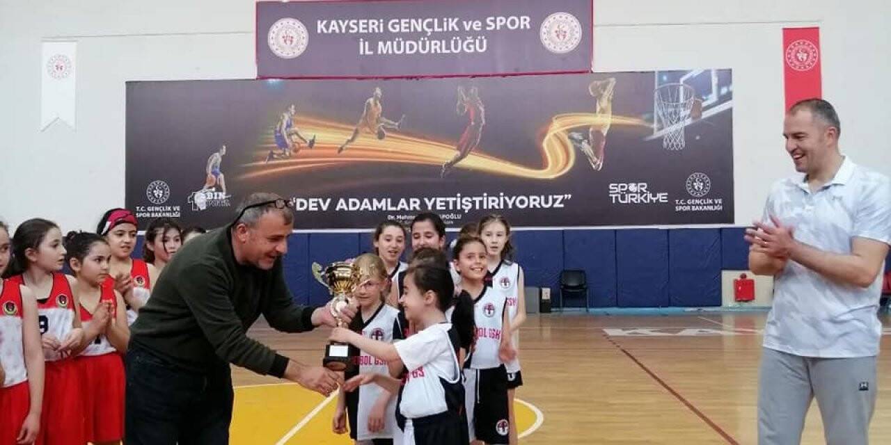 Hasketbol U-10 kız takımı namağlup şampiyon oldu