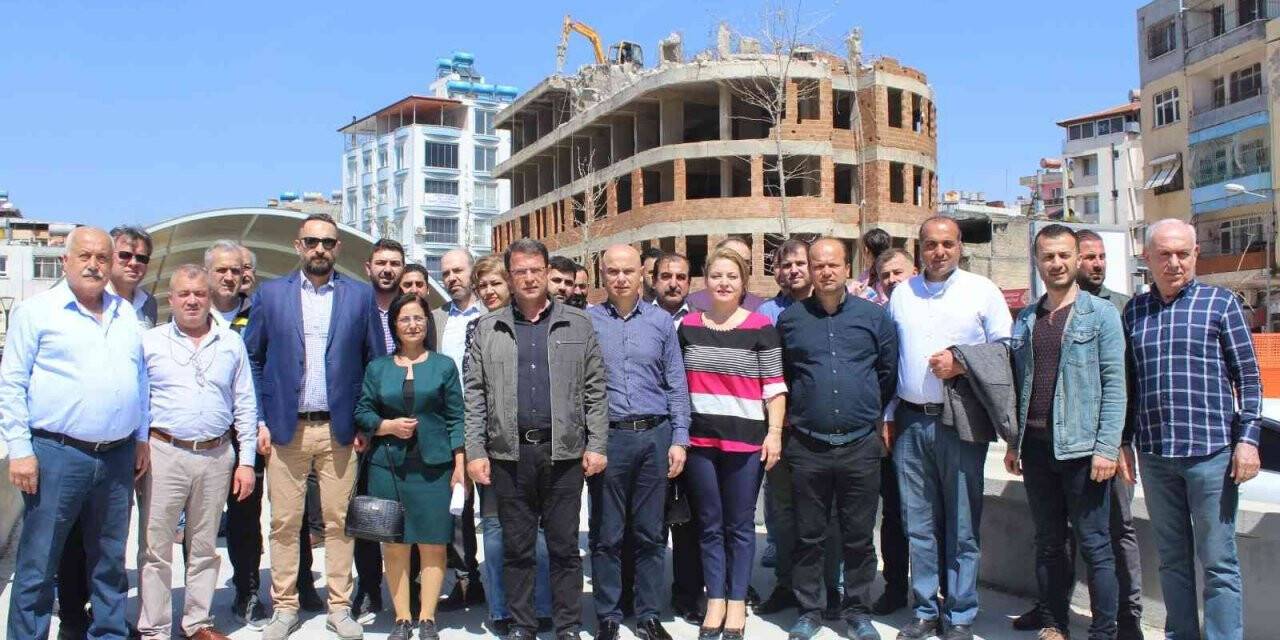 Samandağ merkezindeki 33 yıllık bina yakılıyor