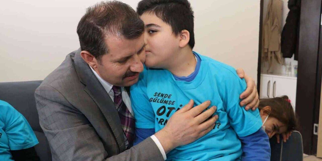 Otizme dikkat çektiler