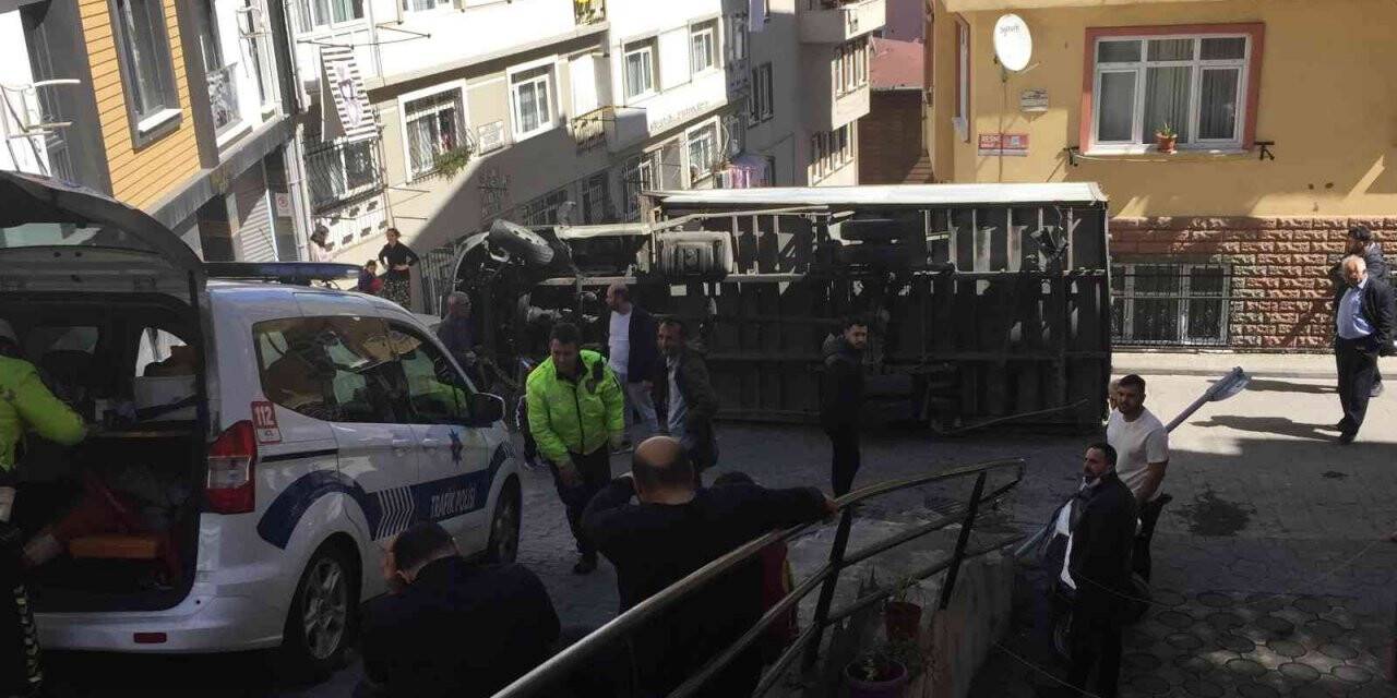 Nakliyat kamyonu sokak ortasına devrildi