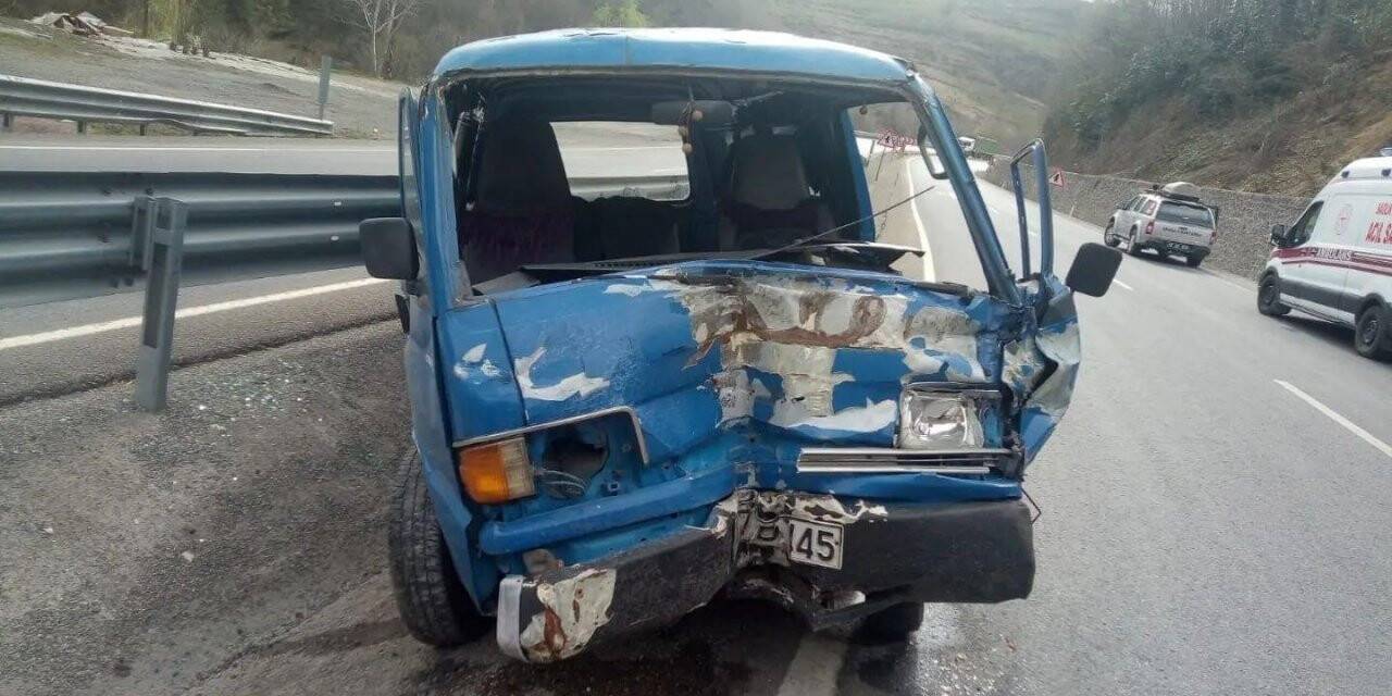 Panelvan araç bariyerlere çarptı: 1 yaralı