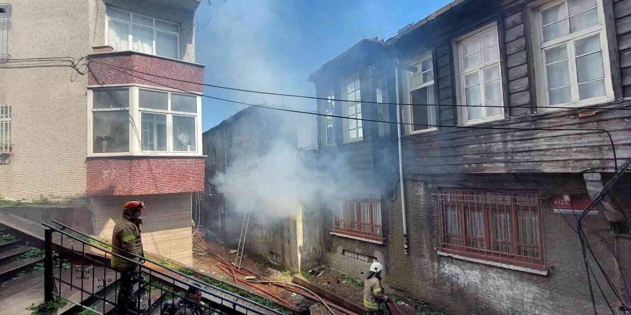 Fatih’te metruk binadaki yangın ahşap binaya sıçradı