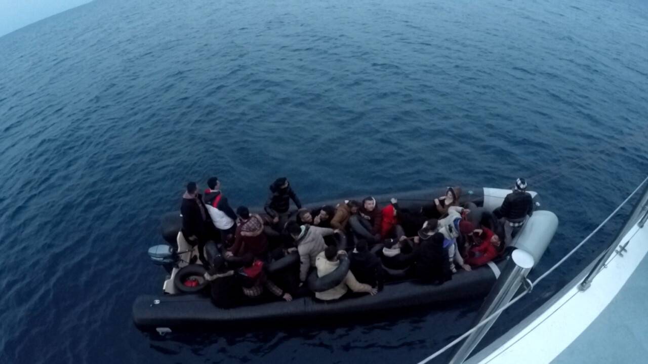 İzmir açıklarında 59 göçmen kurtarılırken, 64 göçmen de yakalandı