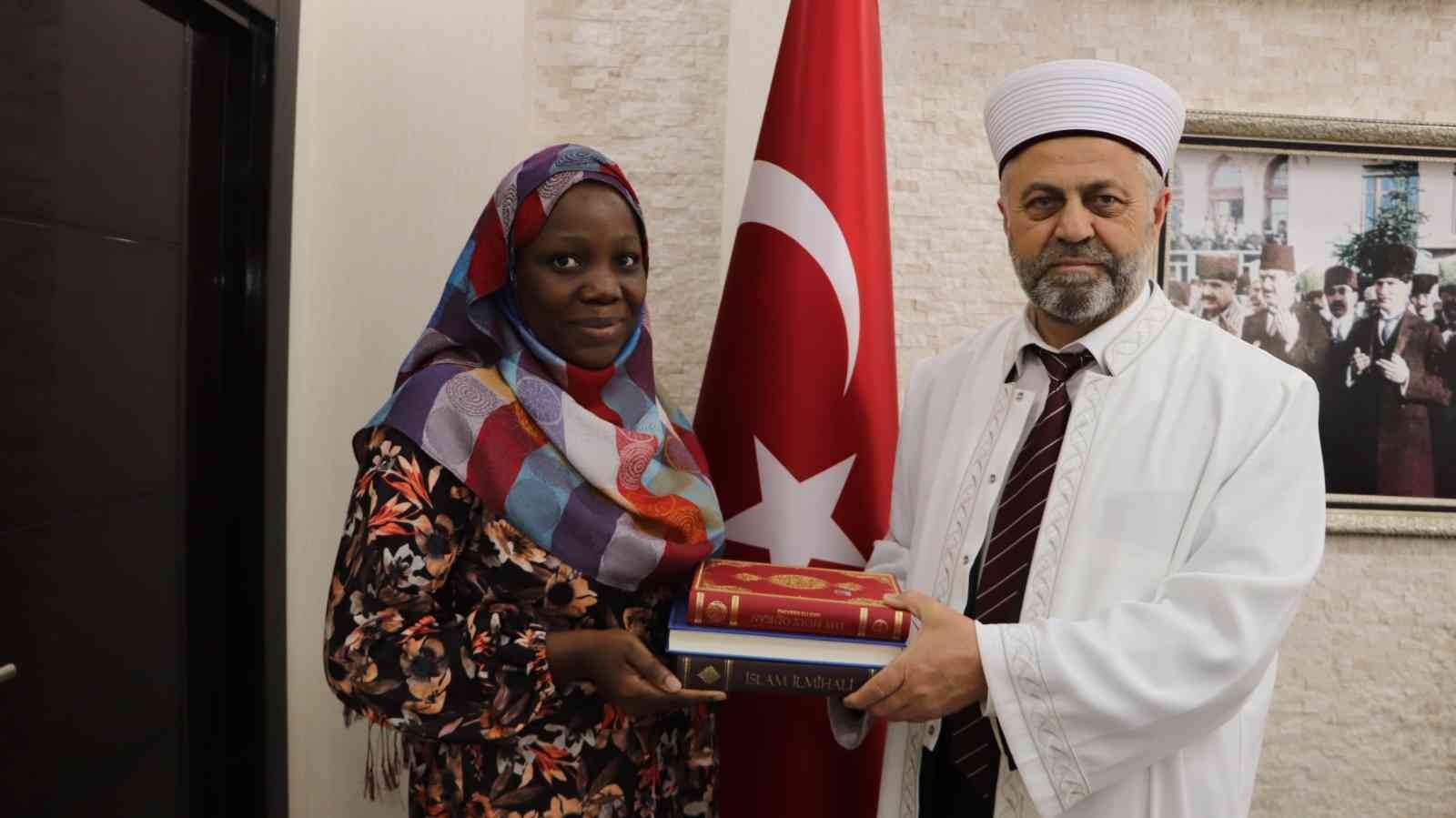 Uganda vatandaşı Marygorret Naggujja, İslam’ı seçerek Müslüman oldu