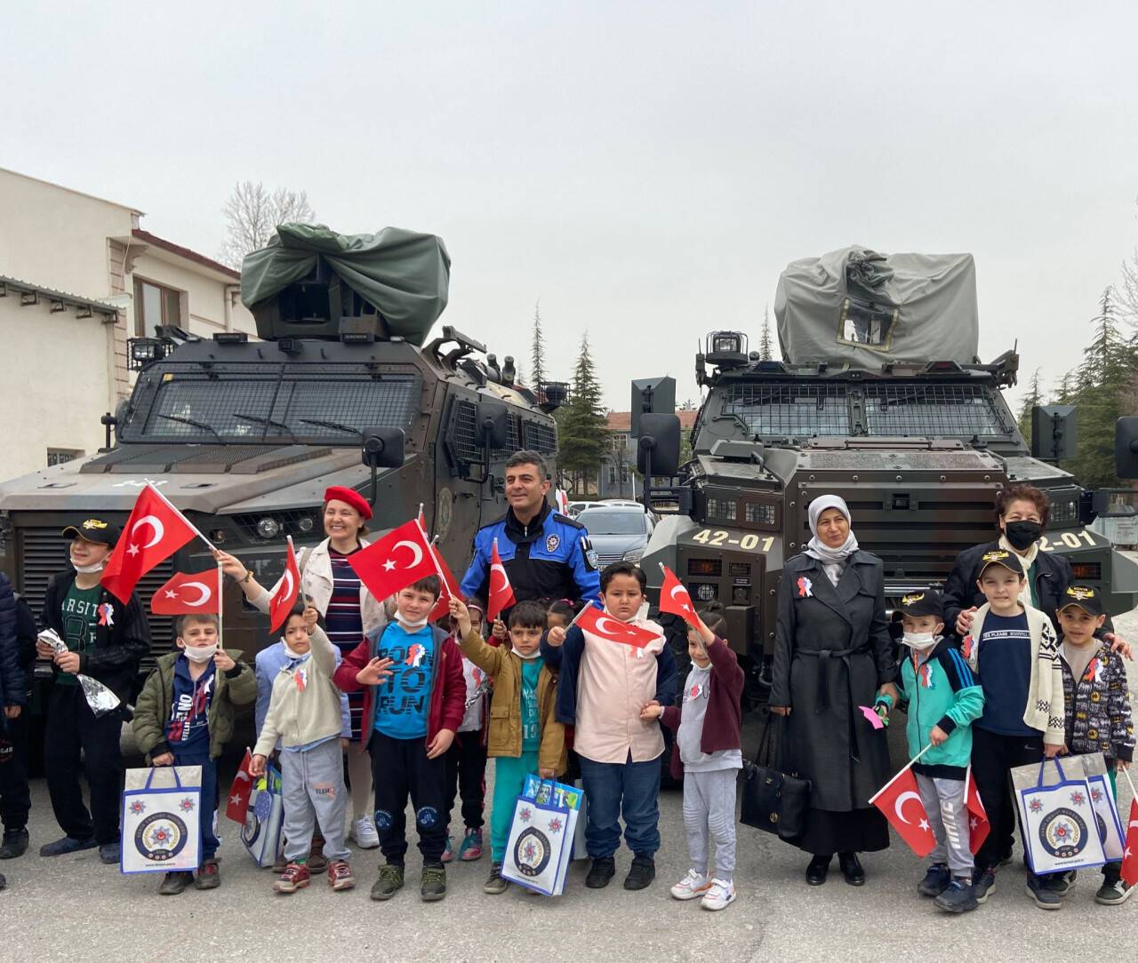 Öğrencilerden polislere ziyaret