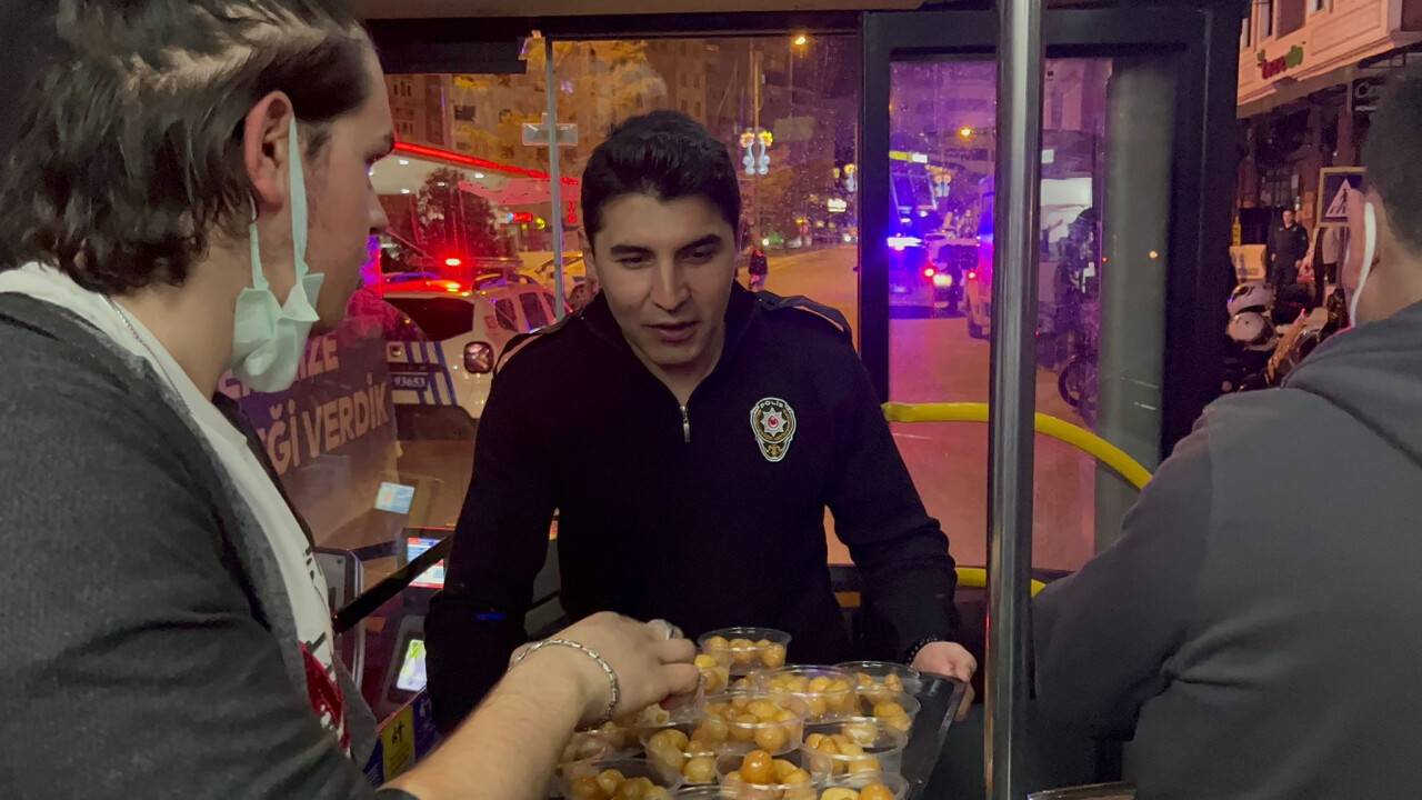 Polis ekipleri, Polis teşkilatının 177. kuruluş Yıl Dönümü'nde tüm şehitlerin anısına lokma dağıttı