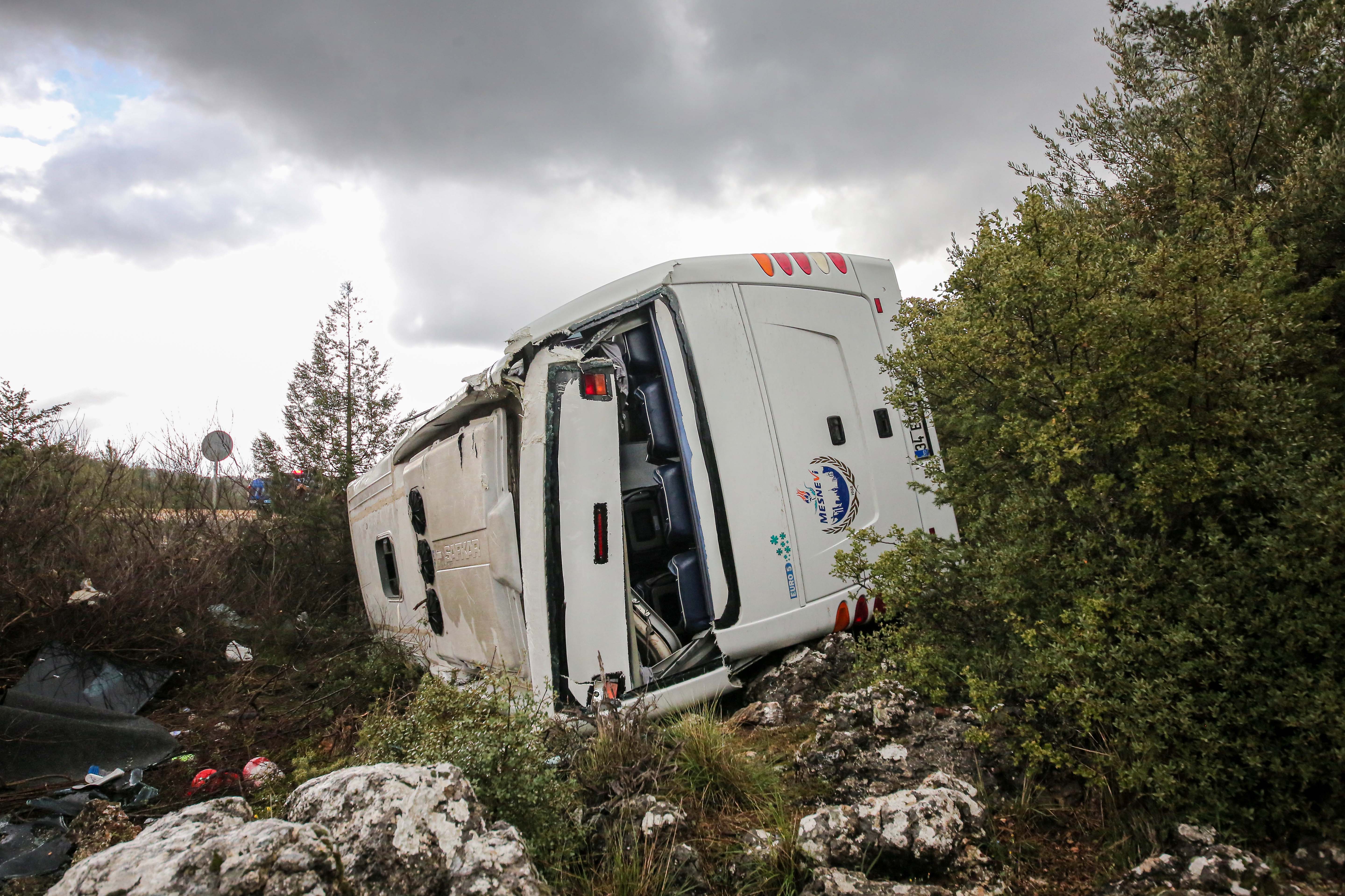 Antalya-Konya Kara Yolu'nda tur minibüsü devrildi