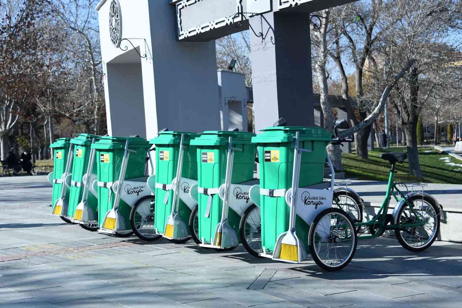 Temizlik ekipleri çevre temizlik bisikletleri kullanıyor