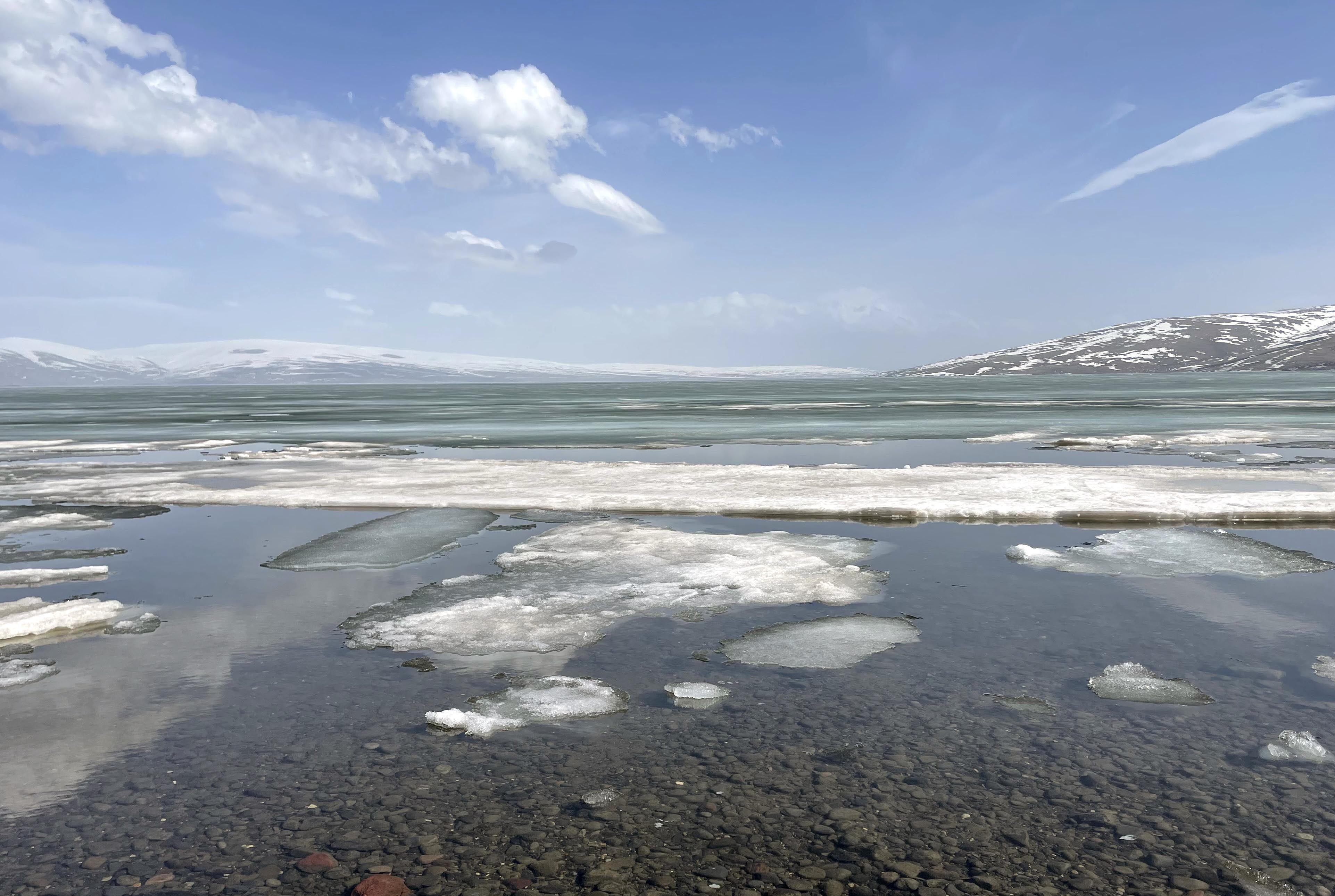 Çıldır Gölü'nü kaplayan buz tabakası erimeye başladı