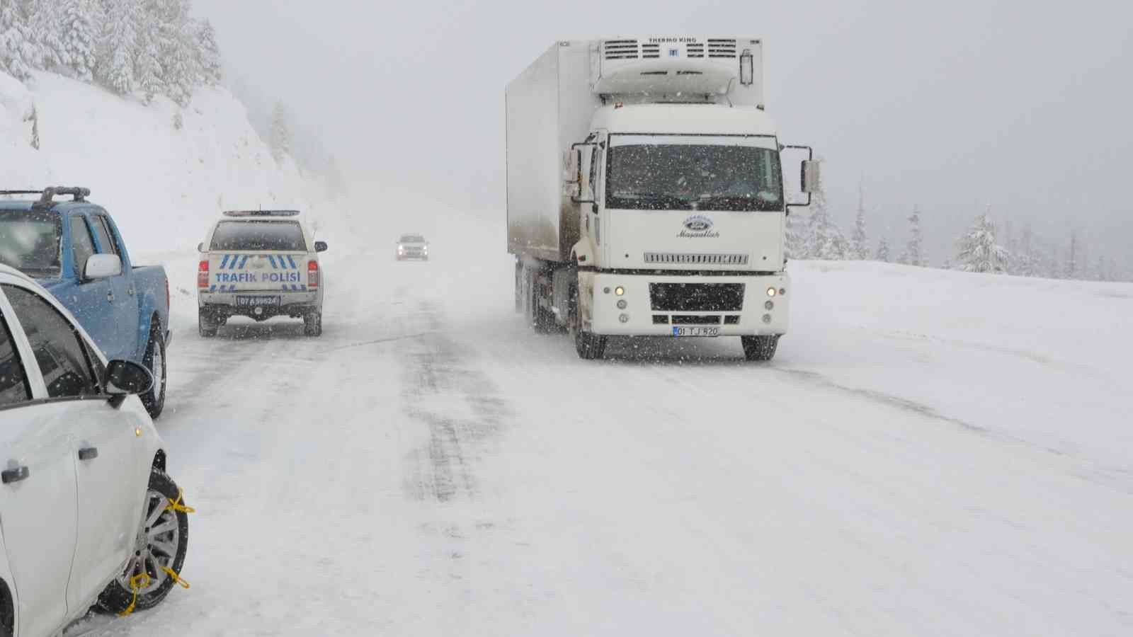 Konya-Antalya yolunda  kar yağışı etkili oldu