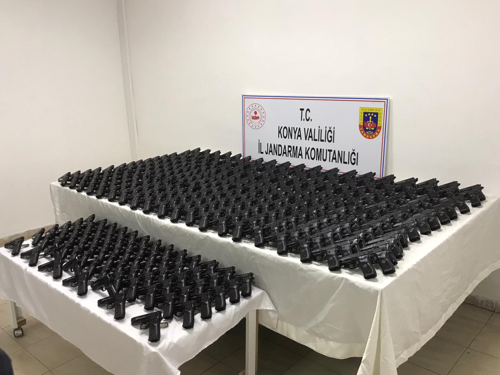 Konya'da silah kaçakçılığı operasyonunda 351 kurusıkı tabanca ele geçirildi