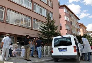 Emekli öğretmen evinde ölü bulundu