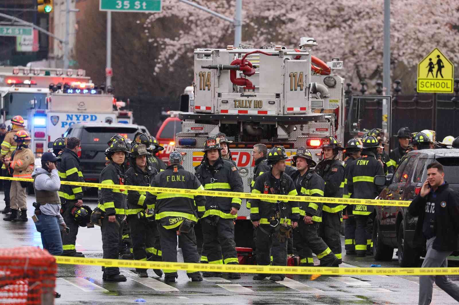 New York metrosuna saldırı: 13 yaralı