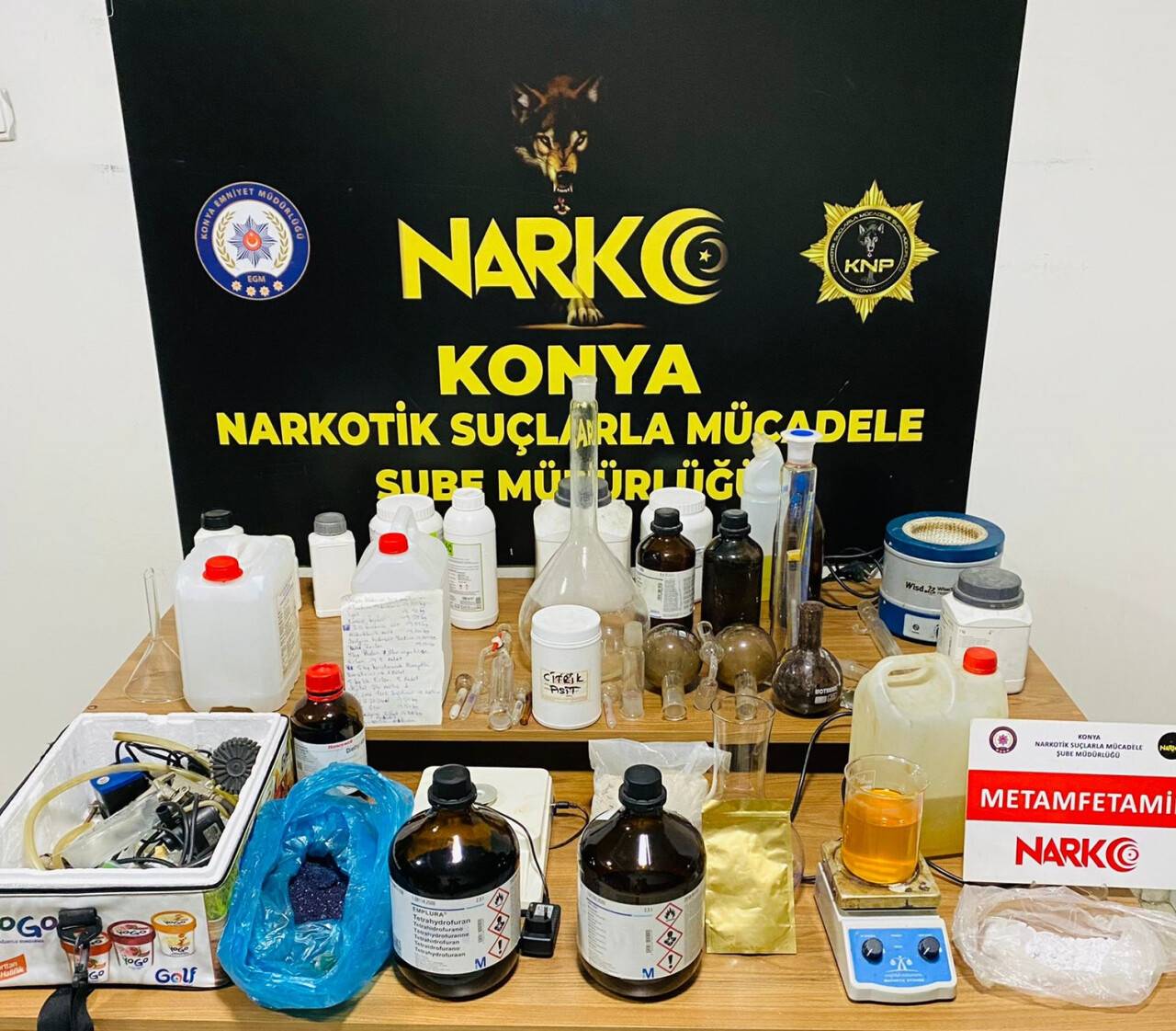 Konya'da uyuşturucu operasyonunda biri kimyager 2 şüpheli yakalandı