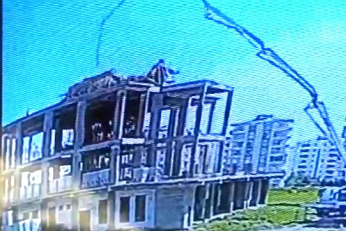 Diyarbakır'da cami kubbesinin çökme anı güvenlik kamerasına yansıdı