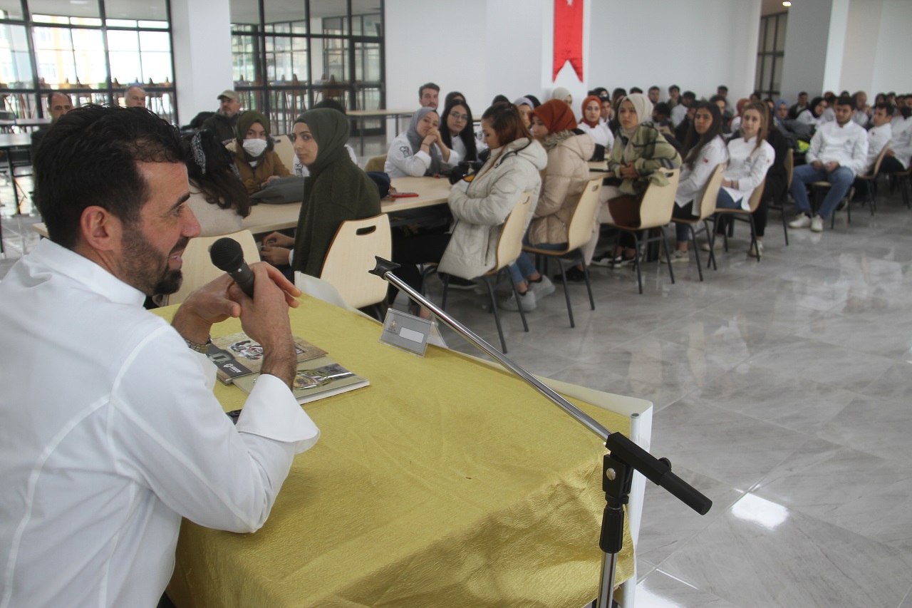 Şef Ulaş Tekerkaya Beyşehir'de genç aşçı adaylarıyla buluştu