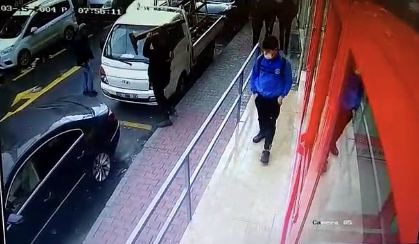 İstanbul’da dehşet anları: Bıçaklanan adam paletle kendini korumaya çalıştı