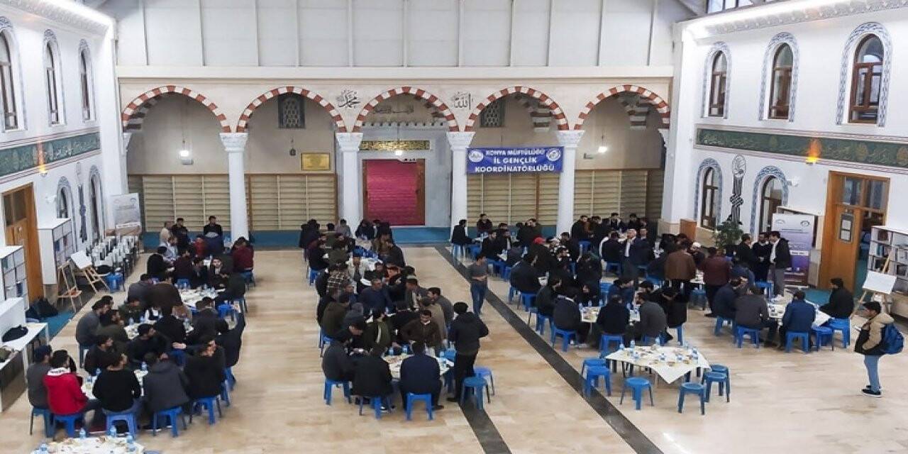 Diyanet Gençlik Merkezi iftarda üniversiteli gençleri ağırladı