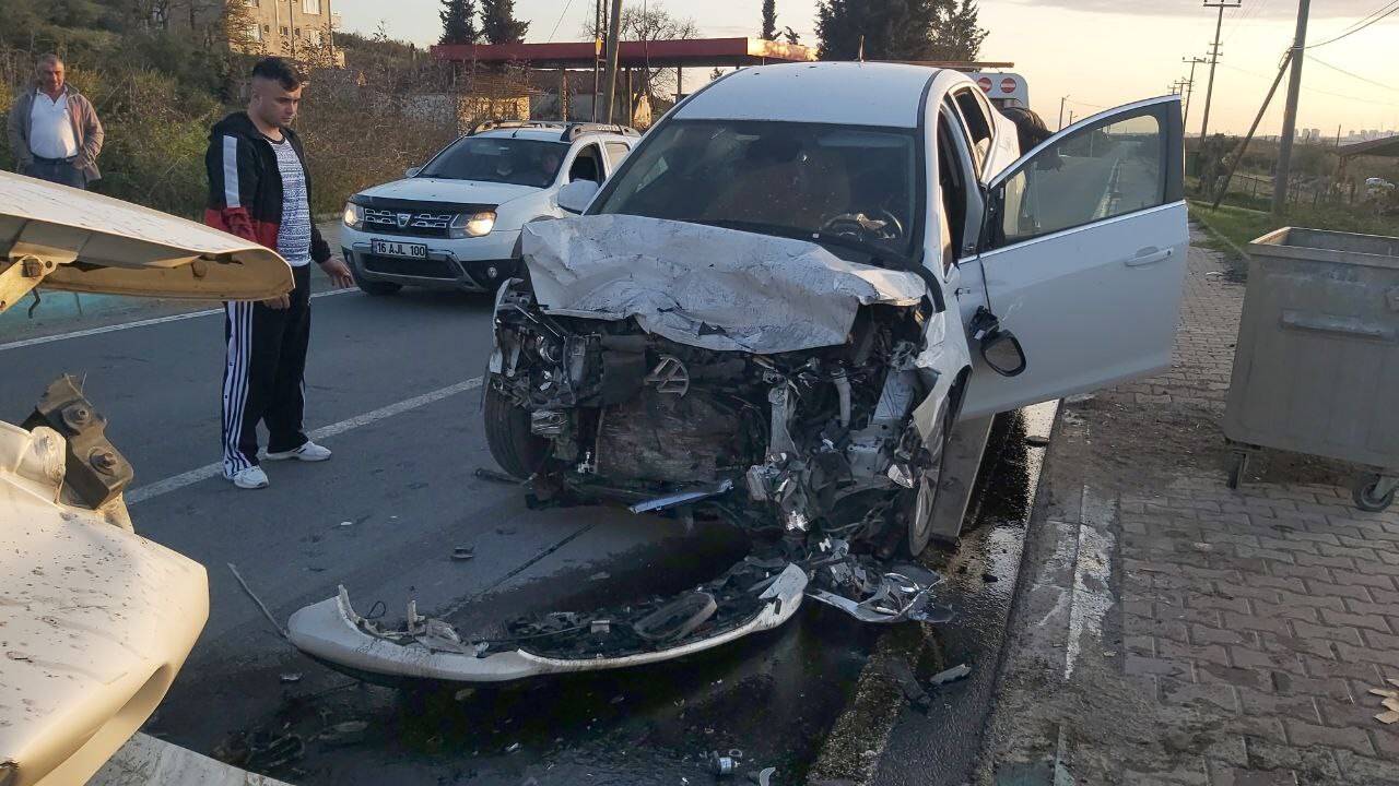 Karşı şeride geçen otomobil işçi servisine ok gibi saplandı