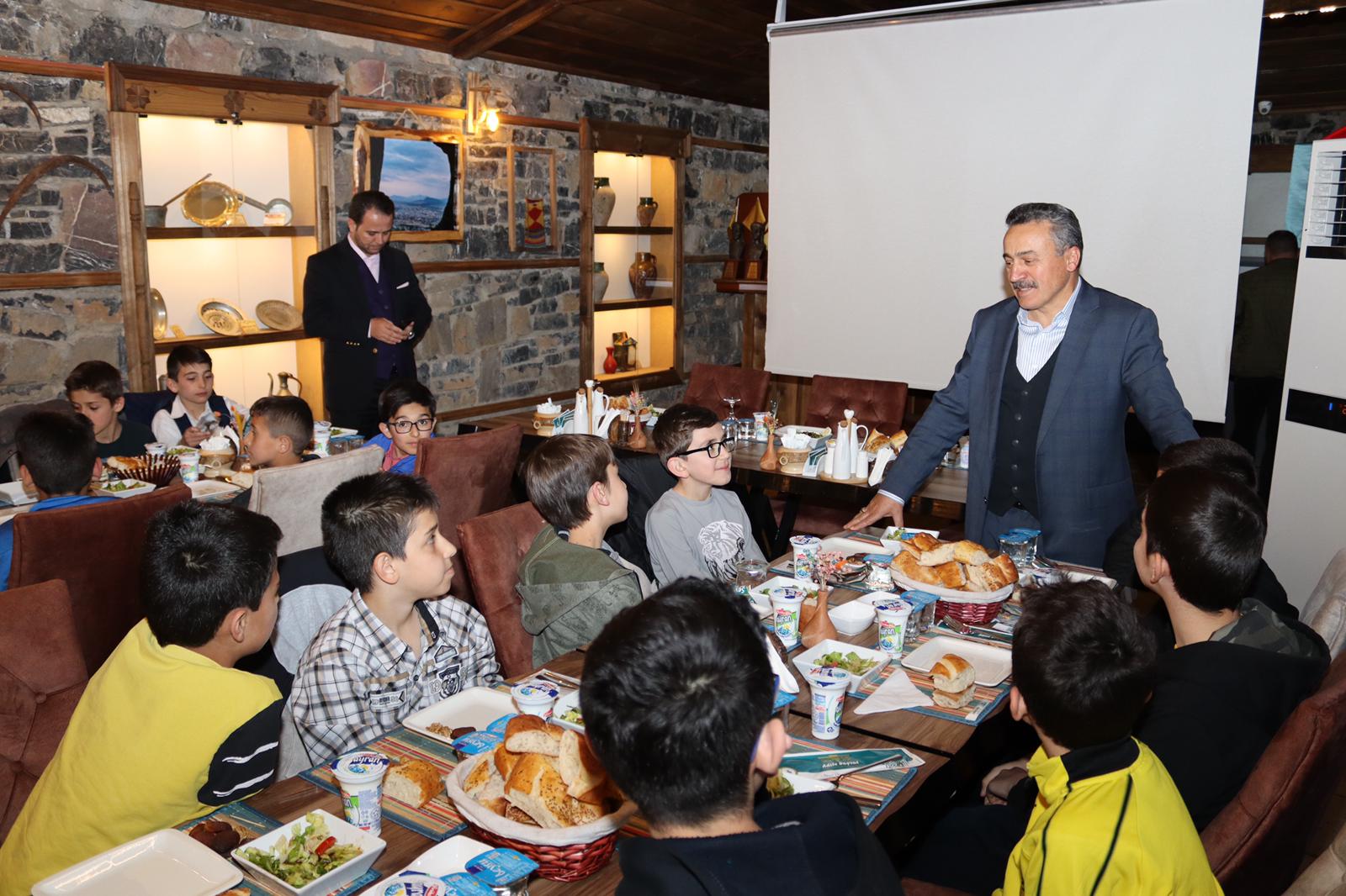 Başkan Tutal kuran kursu öğrencileri ile iftar açtı