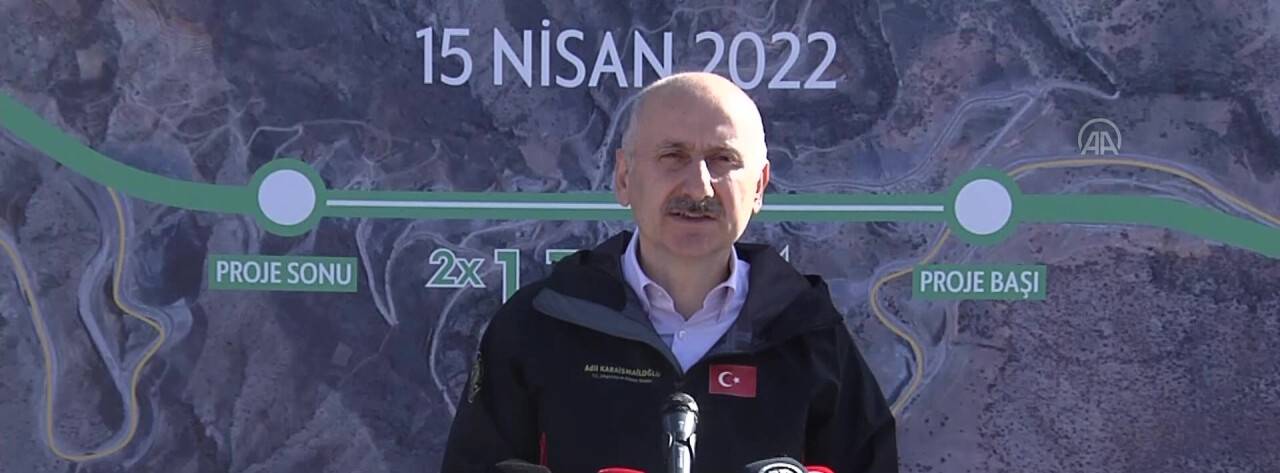 Ulaştırma ve Altyapı Bakanı Karaismailoğlu Eğiste Hadimi Viyadüğü şantiyesinde konuştu