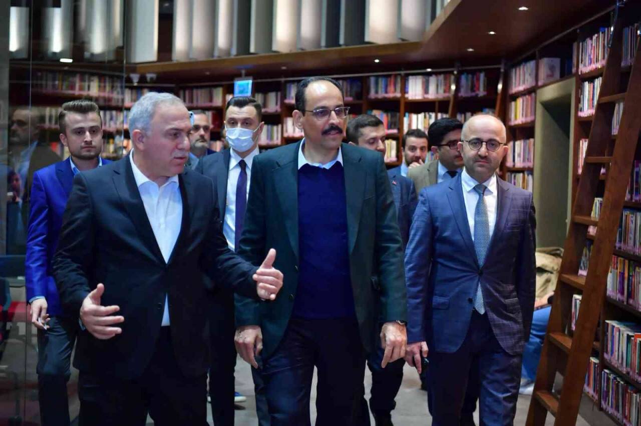 Cumhurbaşkanı Sözcüsü İbrahim Kalın Fatih Merkez Kütüphanesi’nde gençlerle bir araya geldi
