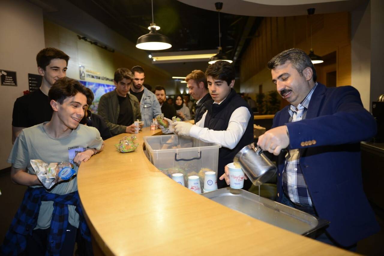 Uyumayan kütüphane sahurda da dopdolu