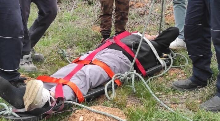 Dağlık alanda ayağı kırılan şahsı AFAD kurtardı