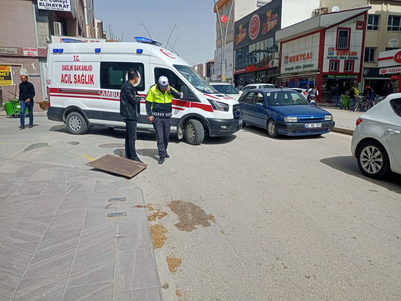 Konya'da şiddetli rüzgar nedeniyle çatıdan uçan parça bir kişiyi yaraladı