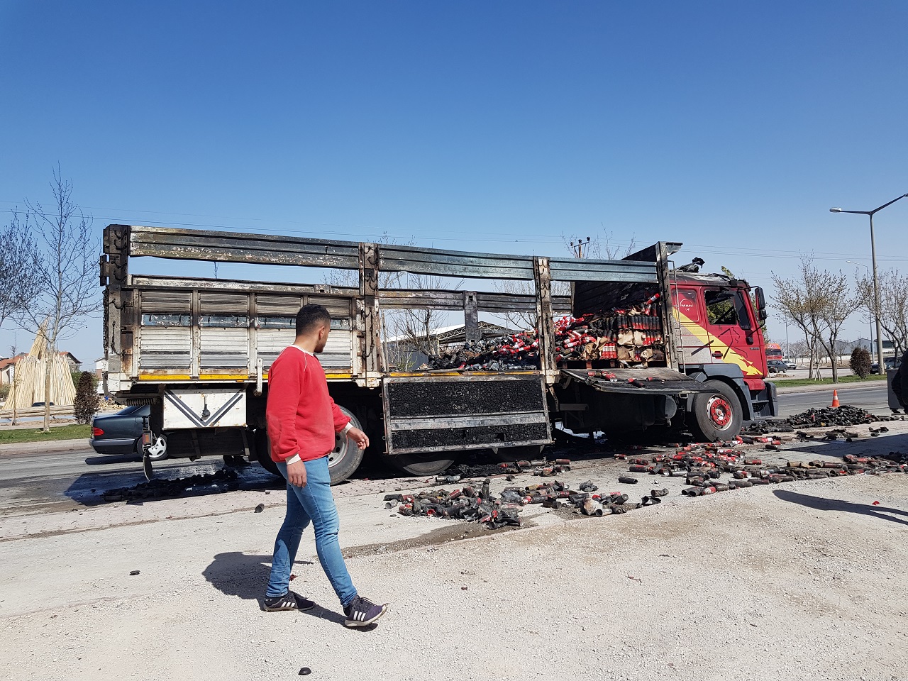 Konya'da seyir halindeyken alev alan yanıcı madde yüklü kamyon yandı