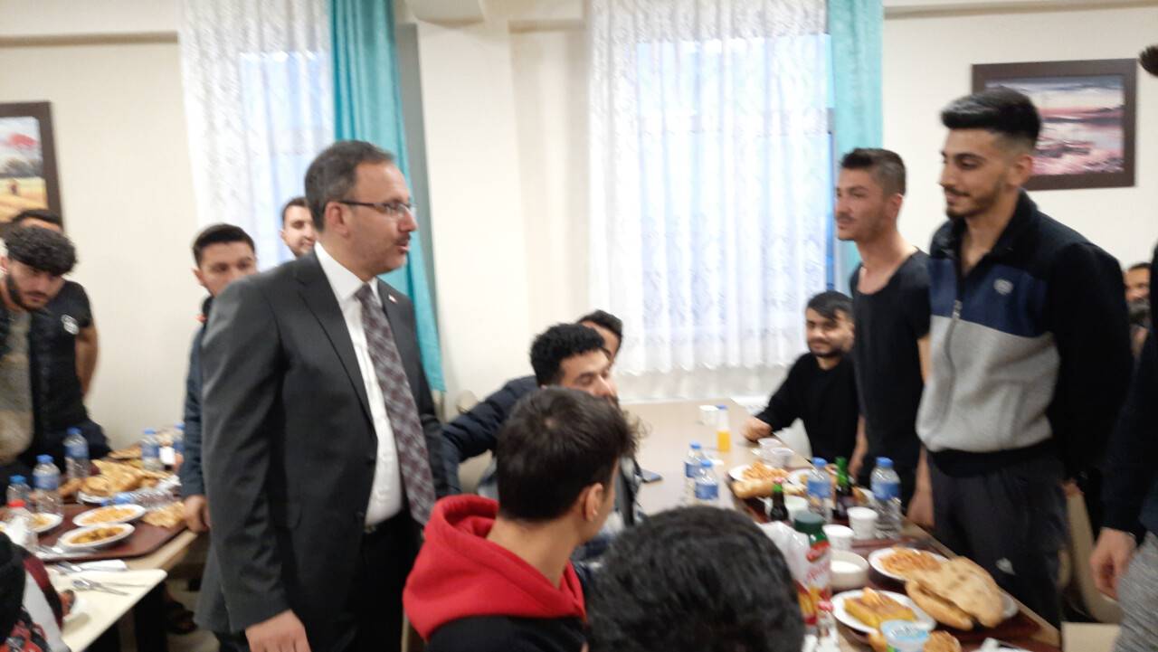 Bakan Kasapoğlu iftarını öğrencilerle açtı