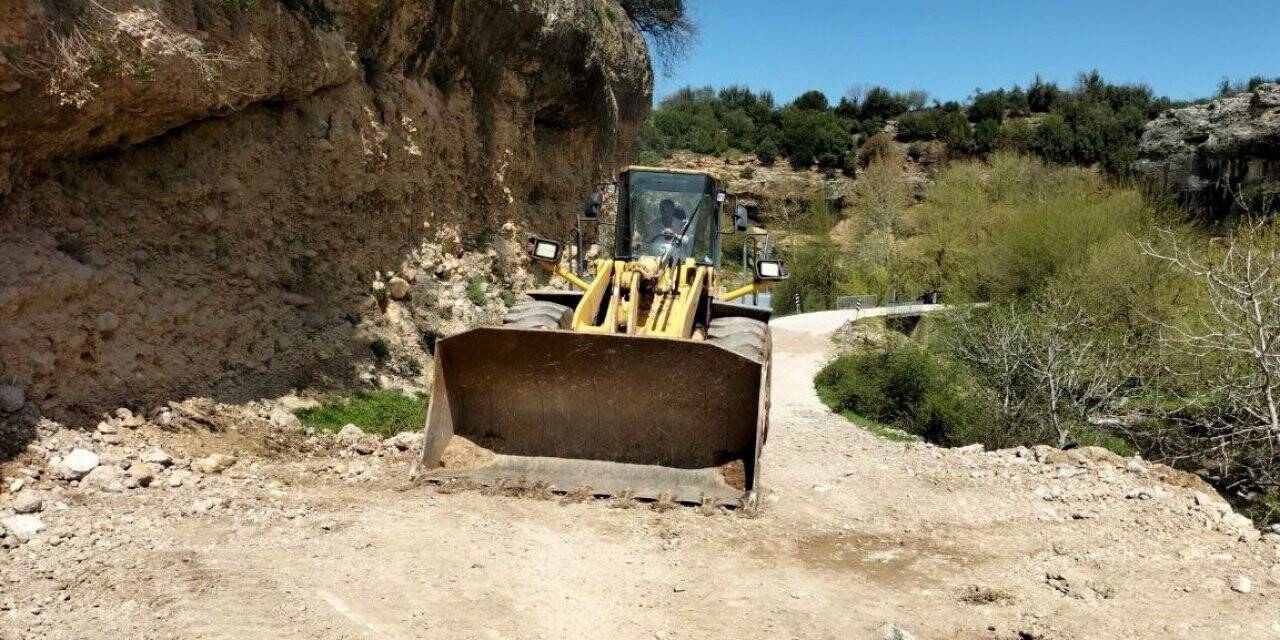 Osmaniye’de heyelan nedeniyle kapanan köy yolu ulaşıma açıldı
