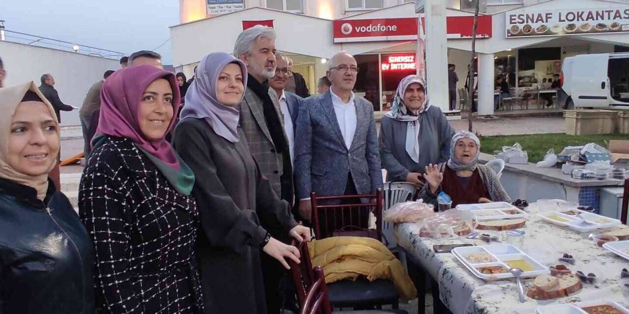 AK Parti’nin iftarına yoğun katılım