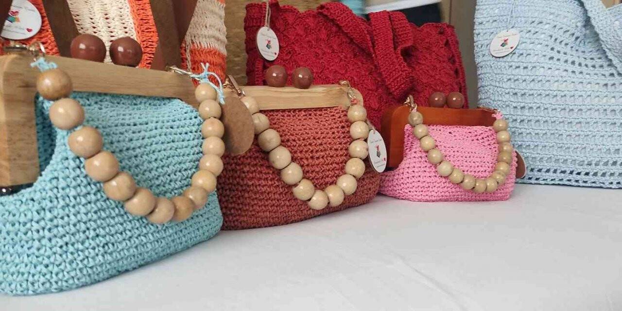 Can sıkıntısından evde çanta örmeye başlayan karı koca siparişlere yetişemiyor