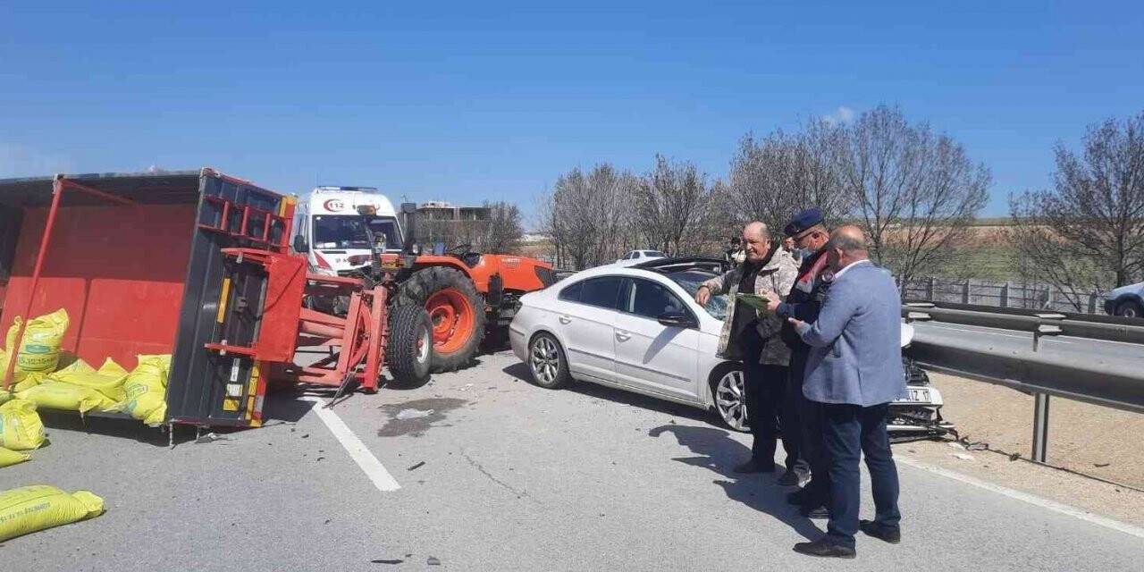 Otomobil traktöre çarptı: 2 yaralı