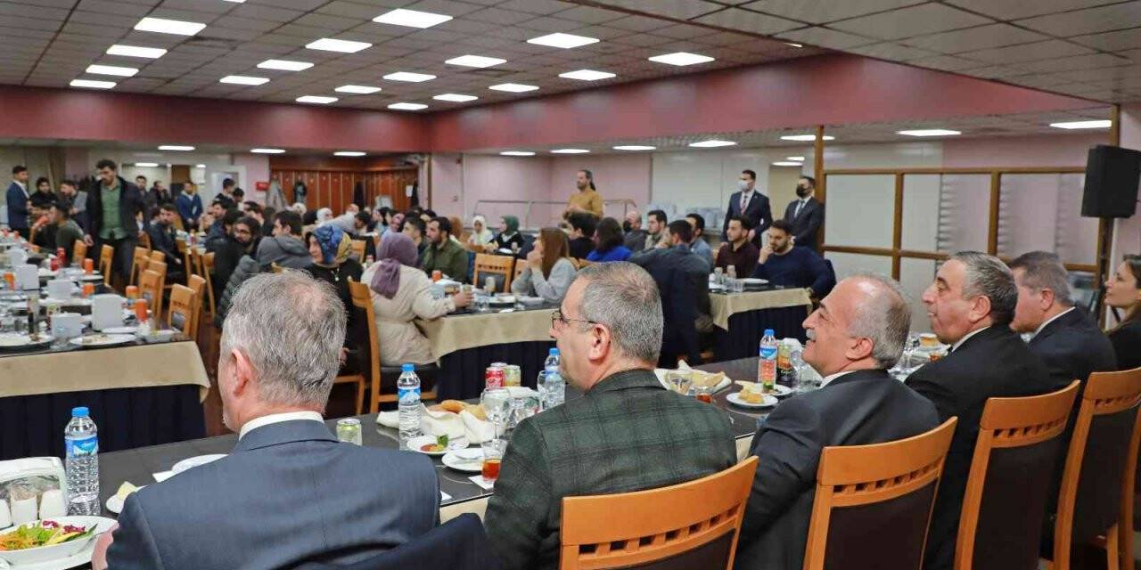 Rektör Çomaklı, öğrenci temsilcileriyle iftar yemeğinde bir araya geldi