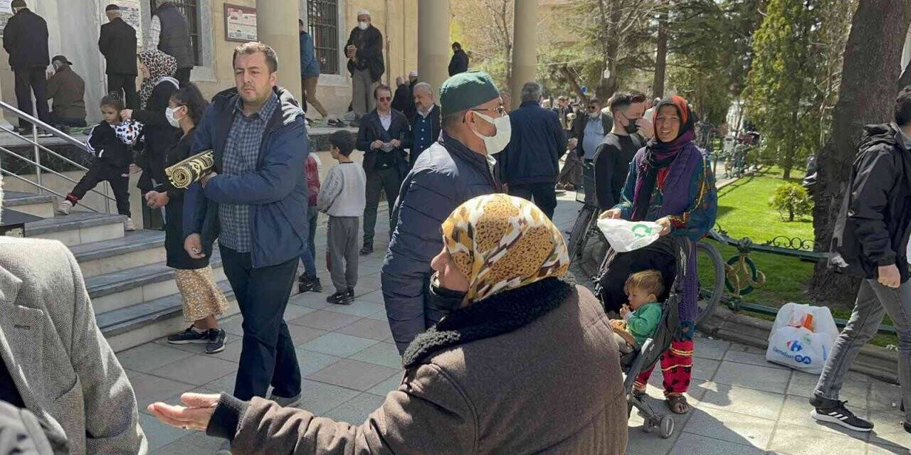 Ramazan ayında cami çıkışlarında dilenciler arttı