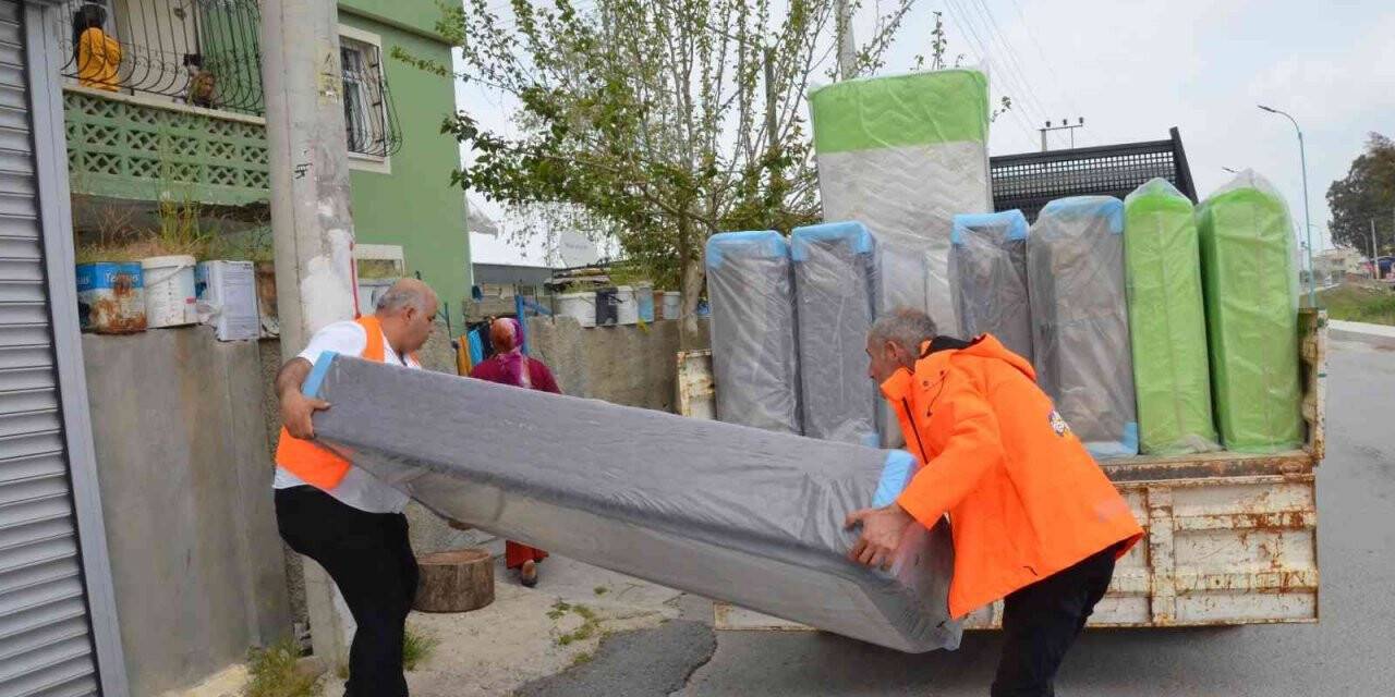 Tarsus’ta evi yanan 8 aileye eşya desteği