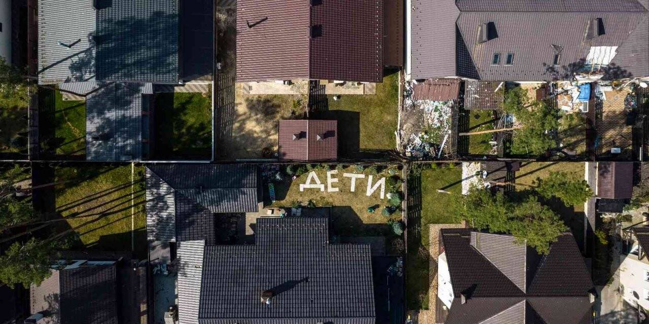 Rusya’nın saldırılarında korunmak için bahçeye “çocuklar var” yazdılar