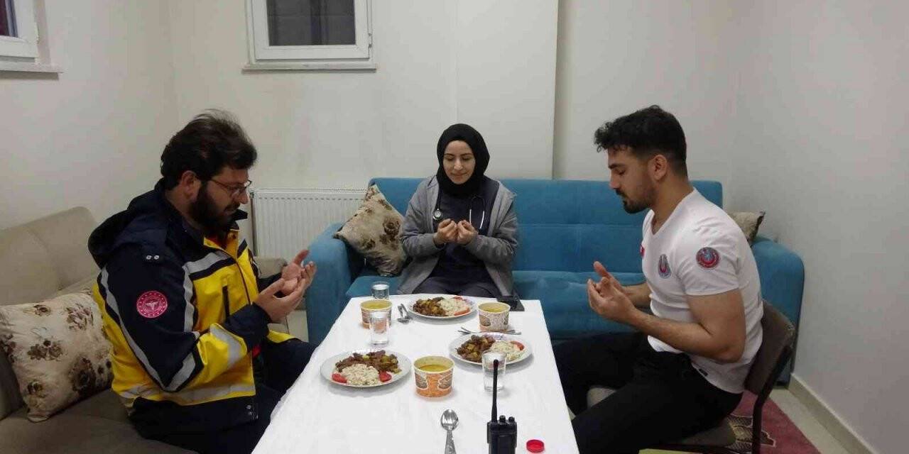 Sağlıkçıların bir kulağı ezan sesinde, bir kulağı da telsizde