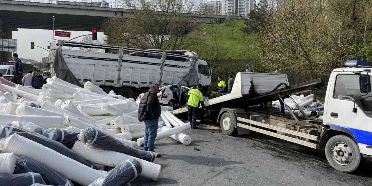 Sultangazi’de freni boşalan kamyon 2 araca çarptı