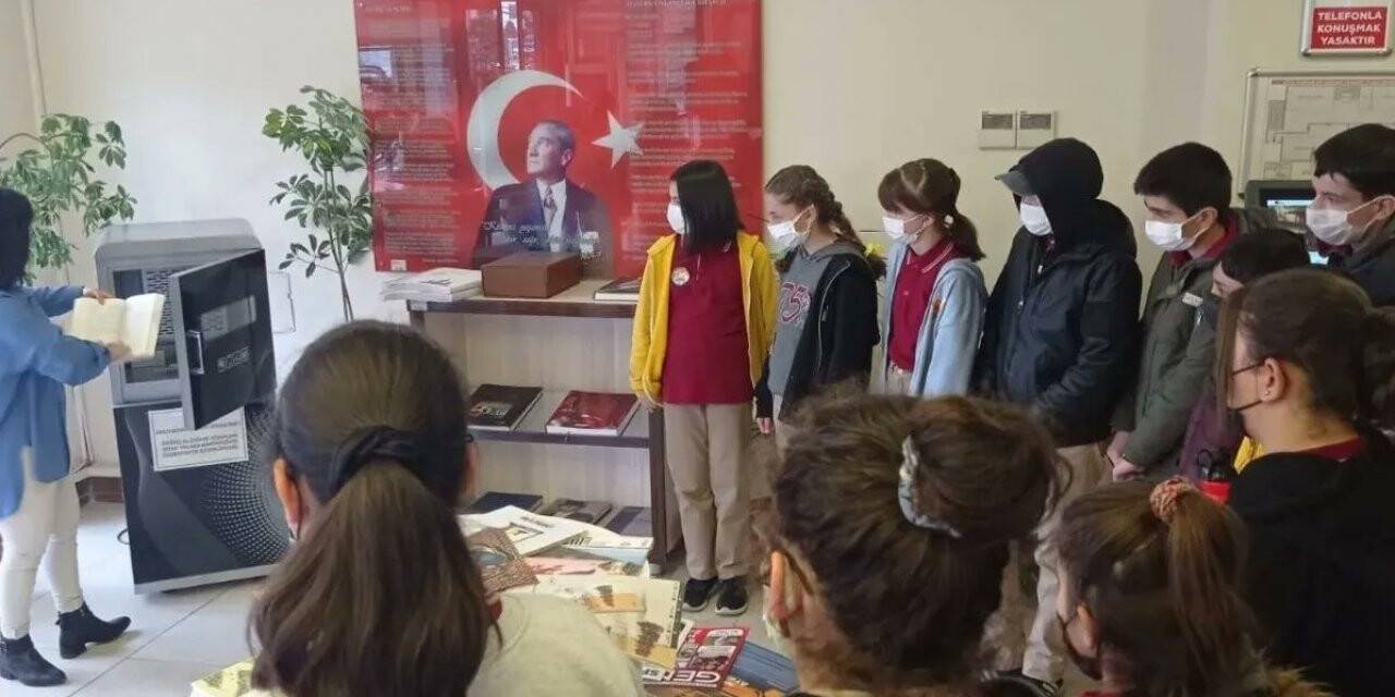 Öğrenciler kitap yıkama makinesine hayran kaldı