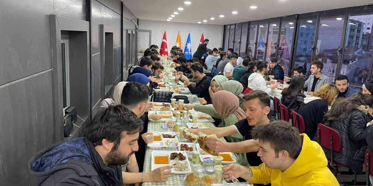 AK Parti 4’üncü kez üniversiteli gençlerle iftar yemeğinde bir araya geldi